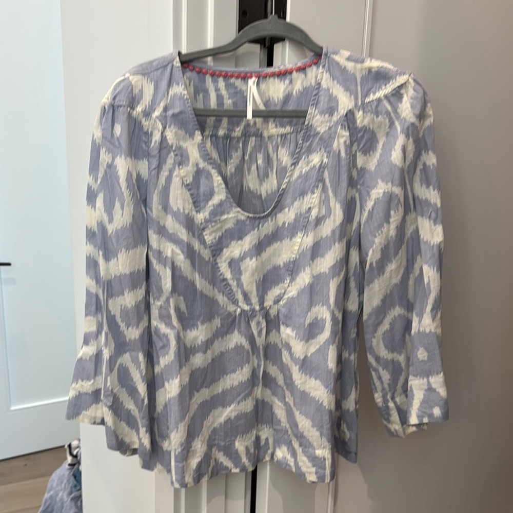 Women's Blue and White Patterned Top